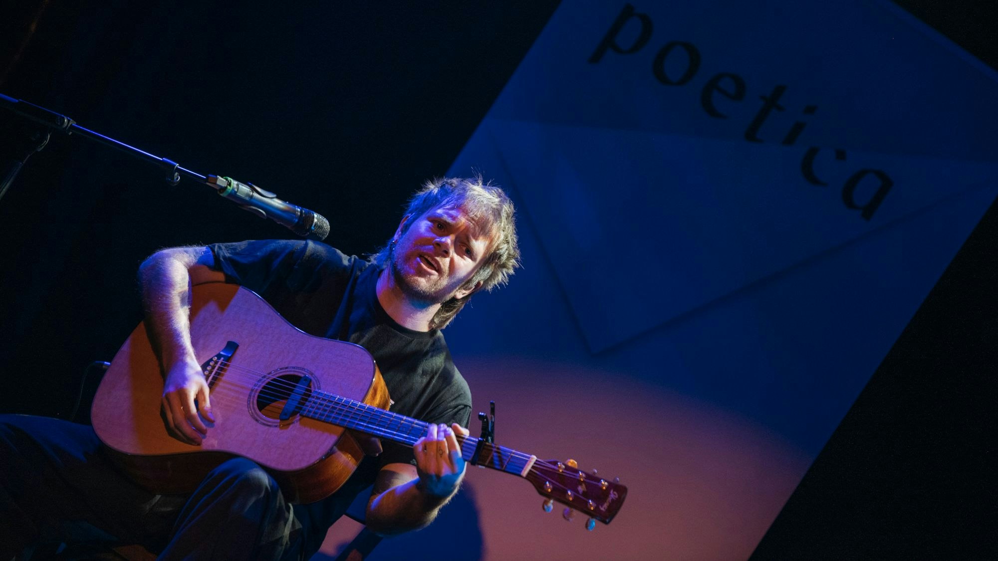 Enter Shikari sind normalerweise auf großten Festivalbühnen unterwegs. Deshalb war der Auftritt von Rou Reynolds, Sänger der britischen Band, auf der diesjährigen Poetica etwas besonderes.