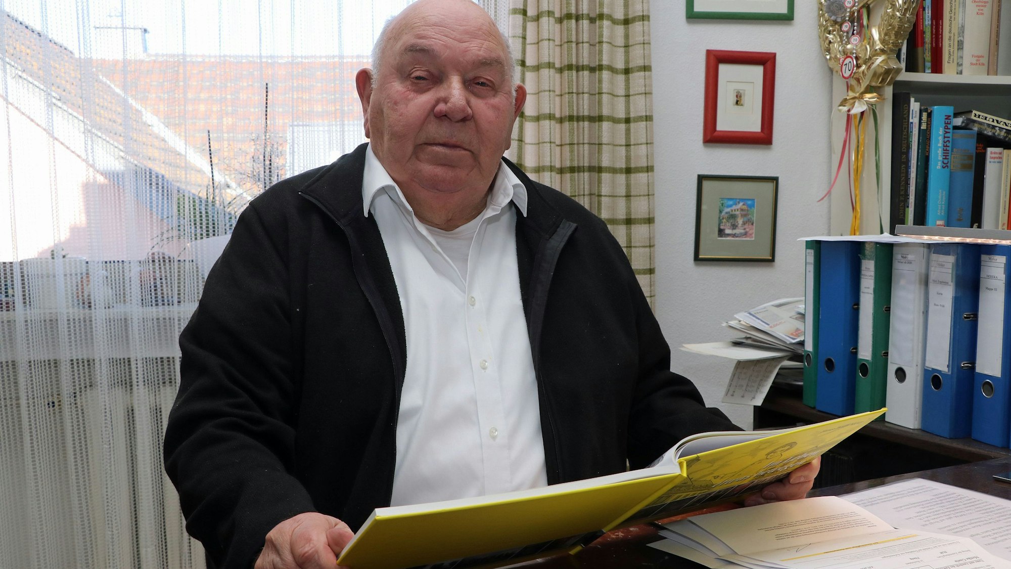 Auf dem Foto ist Frechens Ehrenbürger Hans-Willi Meier zu sehen.