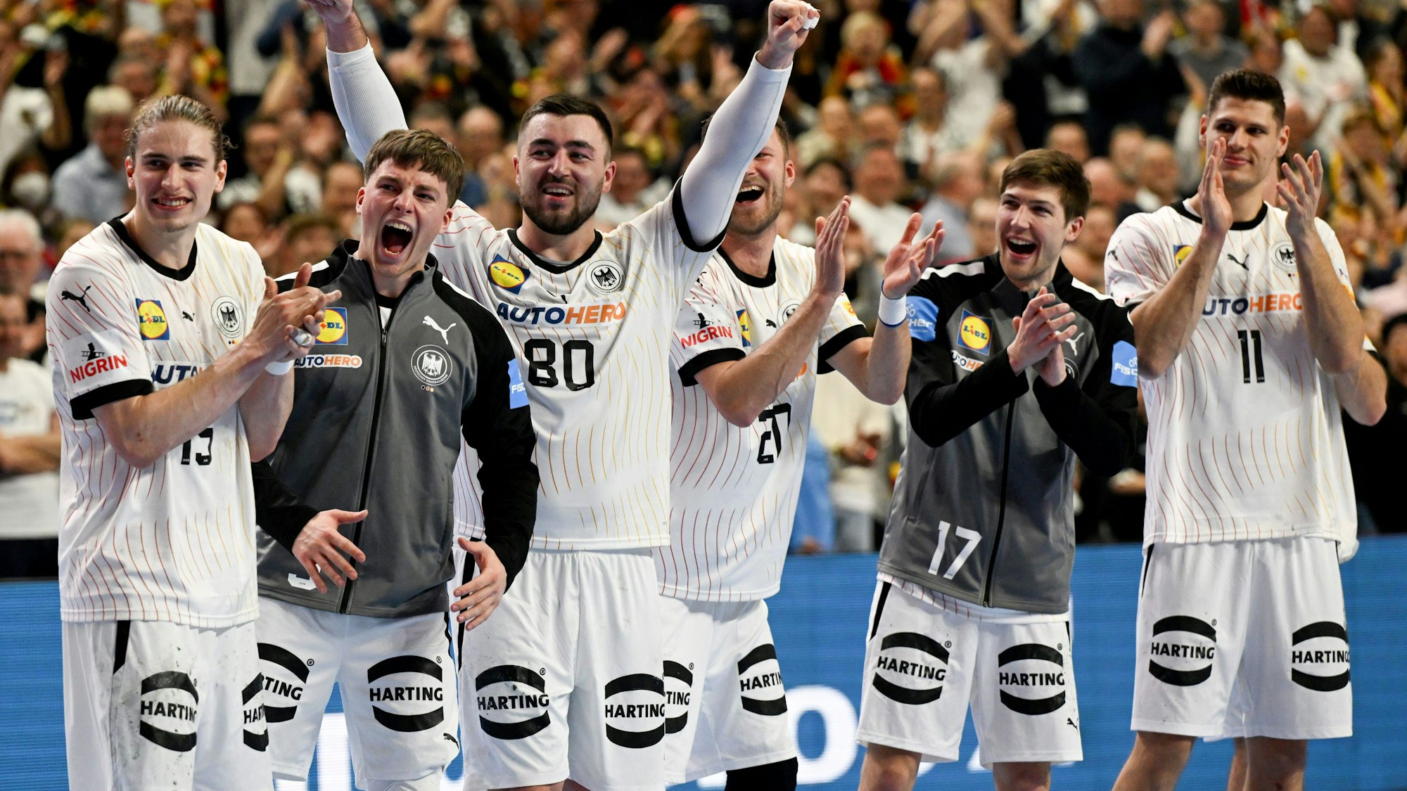Handball-EM in Köln: Spieler der DHB-Auswahl feiern den Sieg gegen Ungarn. Nun stehen sie vorzeitig im EM-Halbfinale.