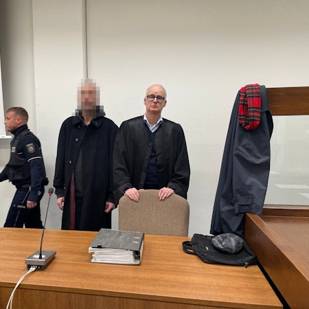 Der Angeklagte mit seinem Verteidiger Peter Syben kurz vor der Urteilsverkündung im Landgericht Köln