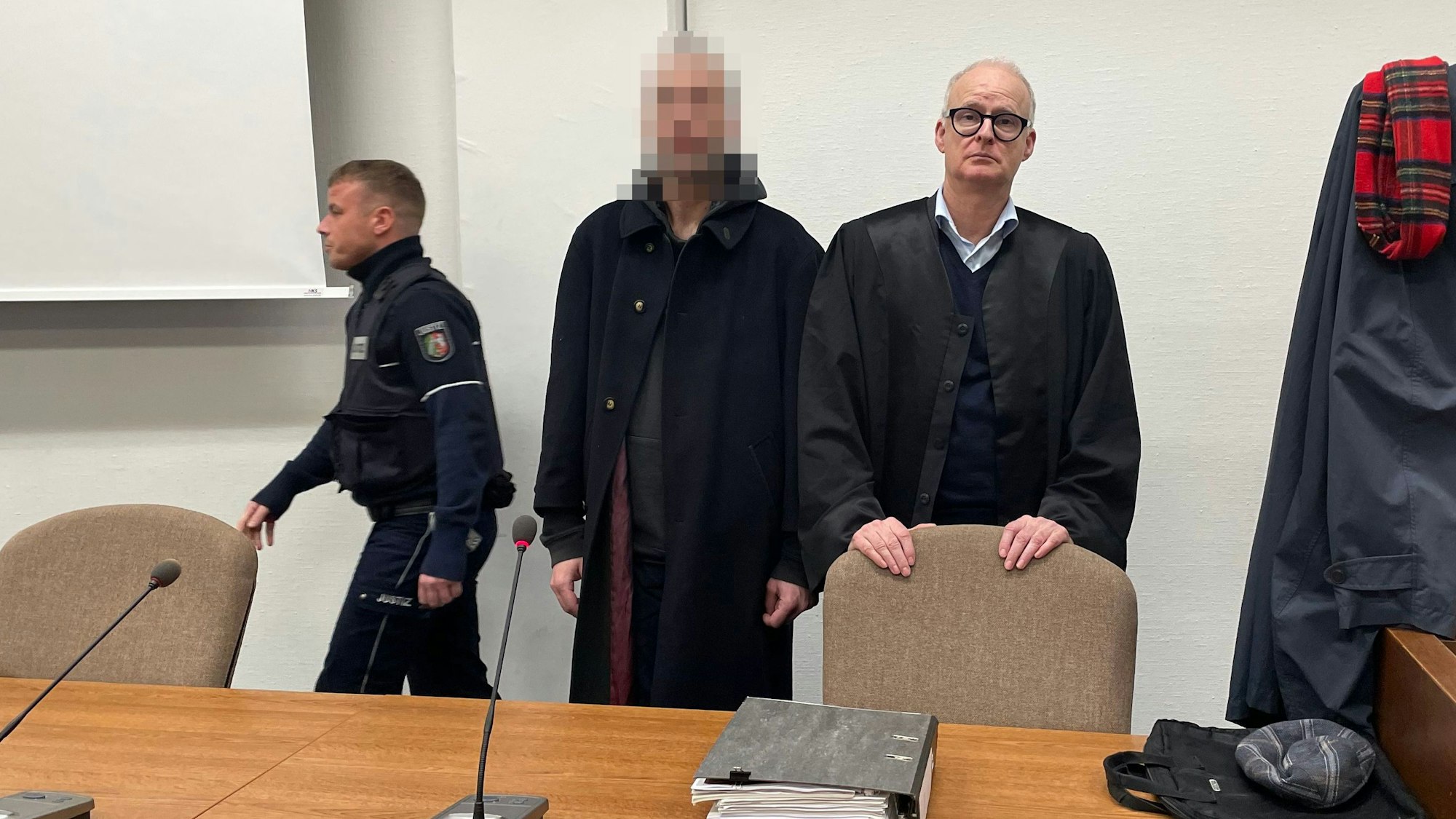 Der Angeklagte mit seinem Verteidiger Peter Syben kurz vor der Urteilsverkündung im Landgericht Köln