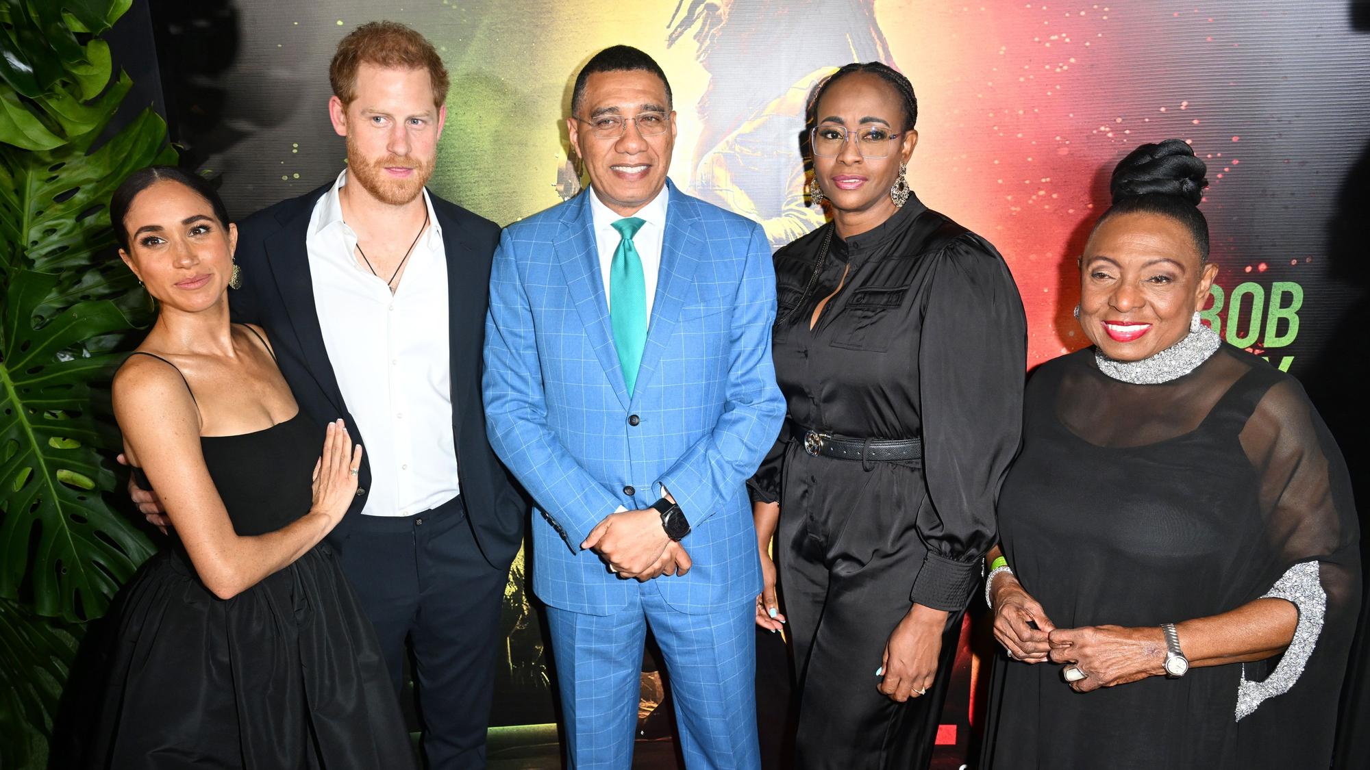 Herzogin Meghan, Prinz Harry, Andrew Holness, Juliet Holness und Olivia Grange bei der Filmpremiere.