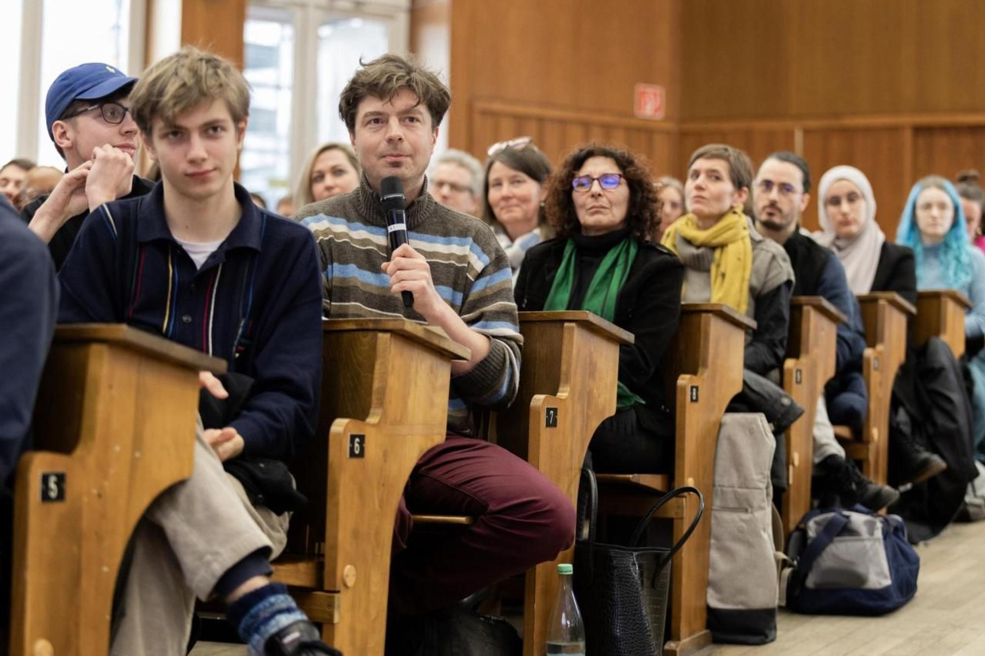 Voll besetzter Hörsaal II der Uni Köln