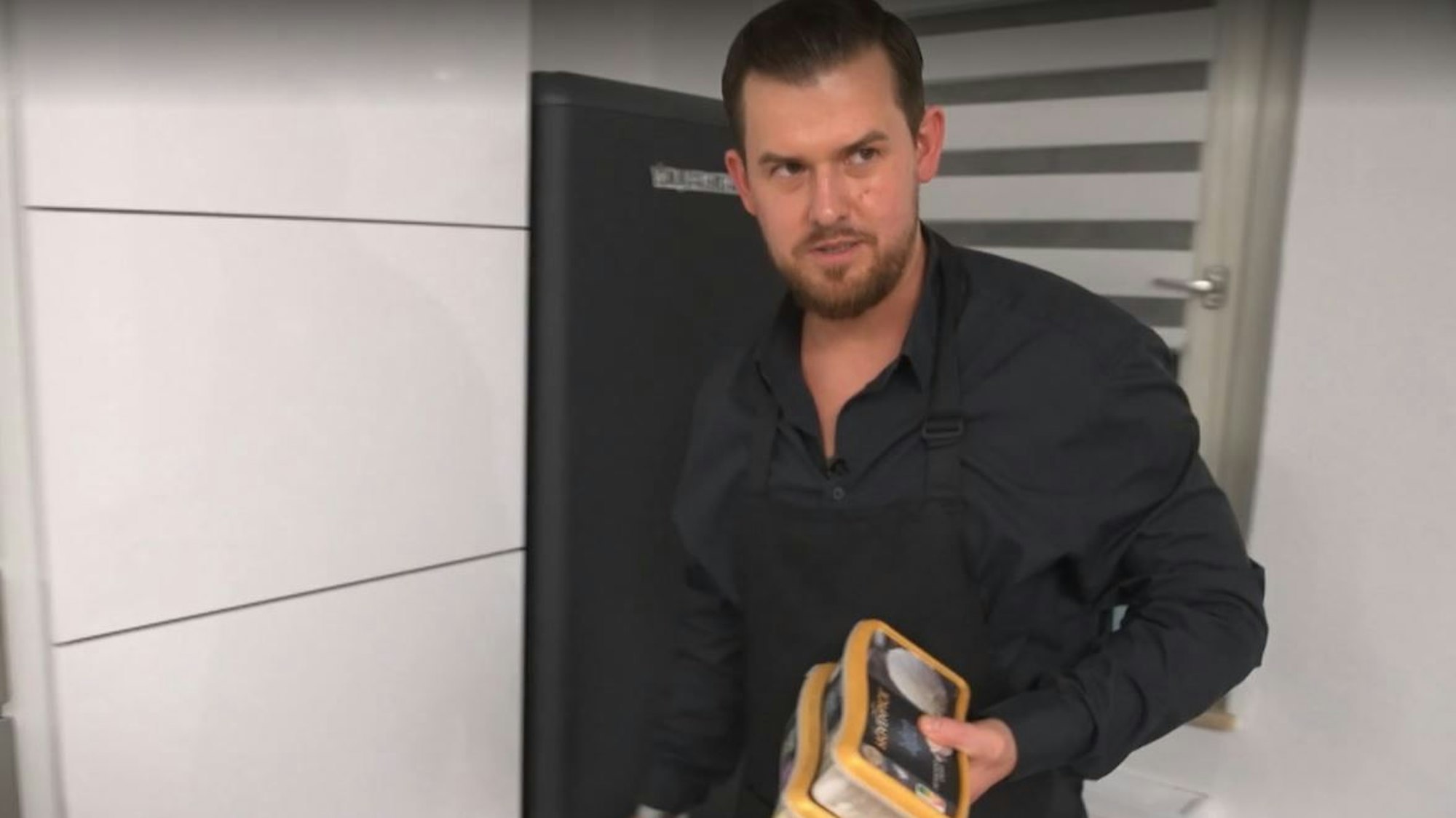 David aus Bonn musste beim Dessert schließlich zu einer Notlösung greifen.