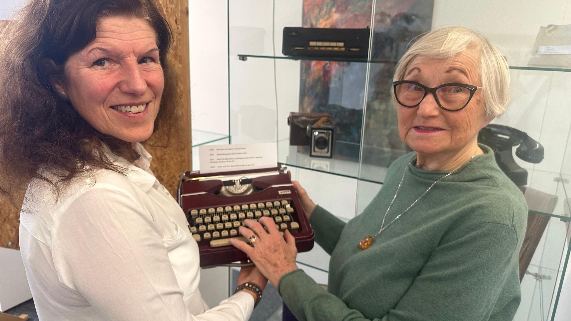 Das Projekt Zukunft braucht Erinnerung mit Schülern der Gutenbergschule, links Projektleiterin Ute Stedtfeld, rechts Zeitzeugin Ursula Lange (87)