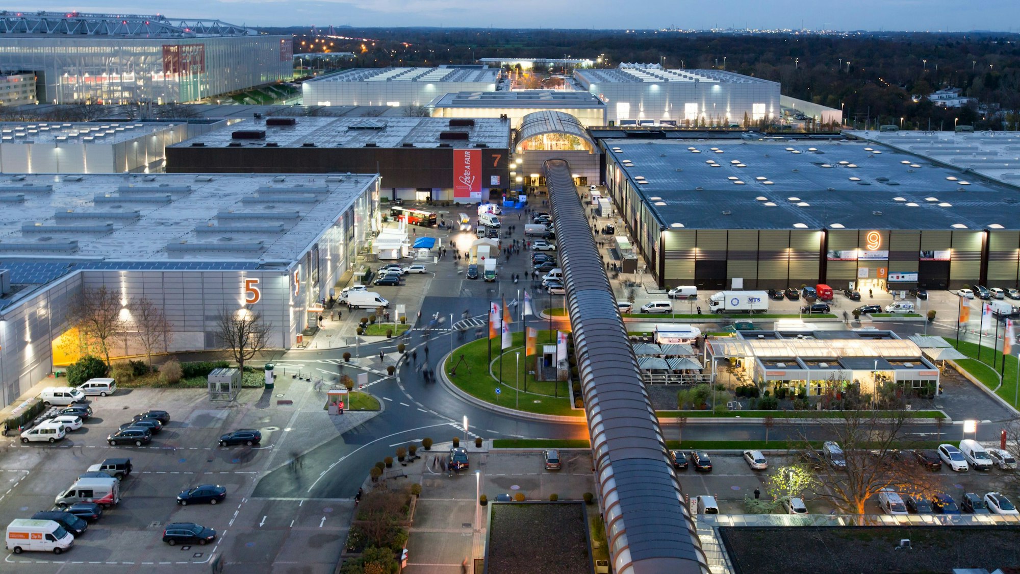 Blick auf das Düsseldorfer Messegelände vom Verwaltungshochhaus.