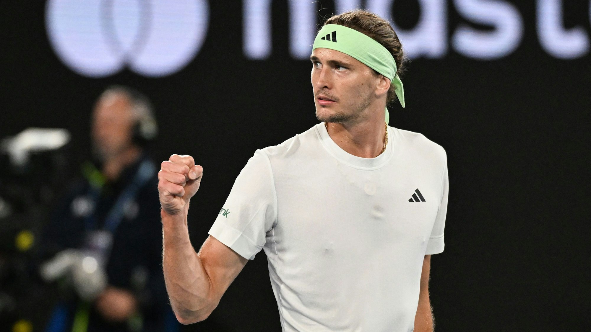 Der deutsche Tennisprofi Alexander Zverev ballt nach einem Punktgewinn im Viertelfinale der Australian Open gegen Carlos Alcaraz die Faust.