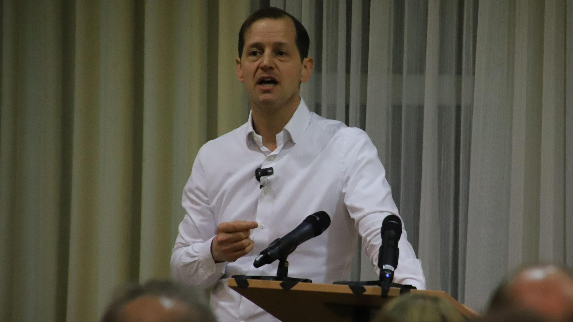Die AfD hatte zu einem Bürgerdialog ins Bürgerzentrum eingeladen. Es kamen etwa 100 Teilnehmer. An einer Gegendemonstration beteiligten sich etwa 3000 Menschen. Roger Beckamp.