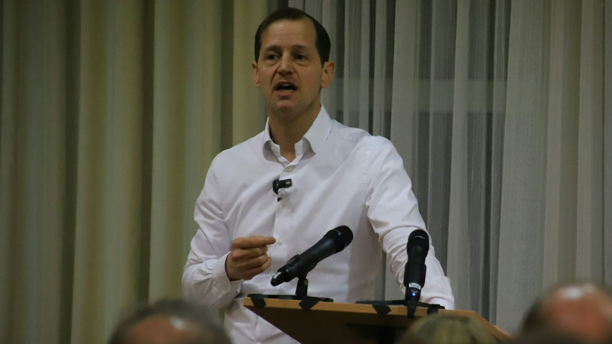 Die AfD hatte zu einem Bürgerdialog ins Bürgerzentrum eingeladen. Es kamen etwa 100 Teilnehmer. An einer Gegendemonstration beteiligten sich etwa 3000 Menschen. Roger Beckamp.