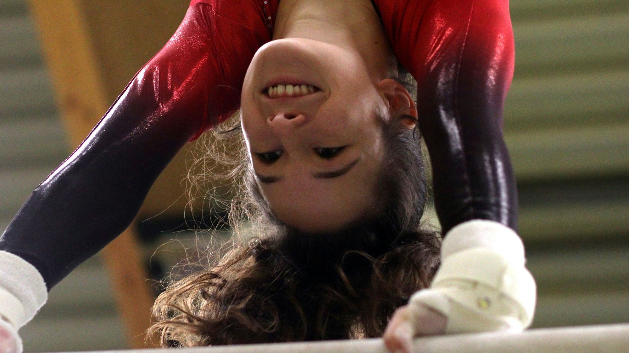 Steht kopfüber an der Stange: Anout Hauser.