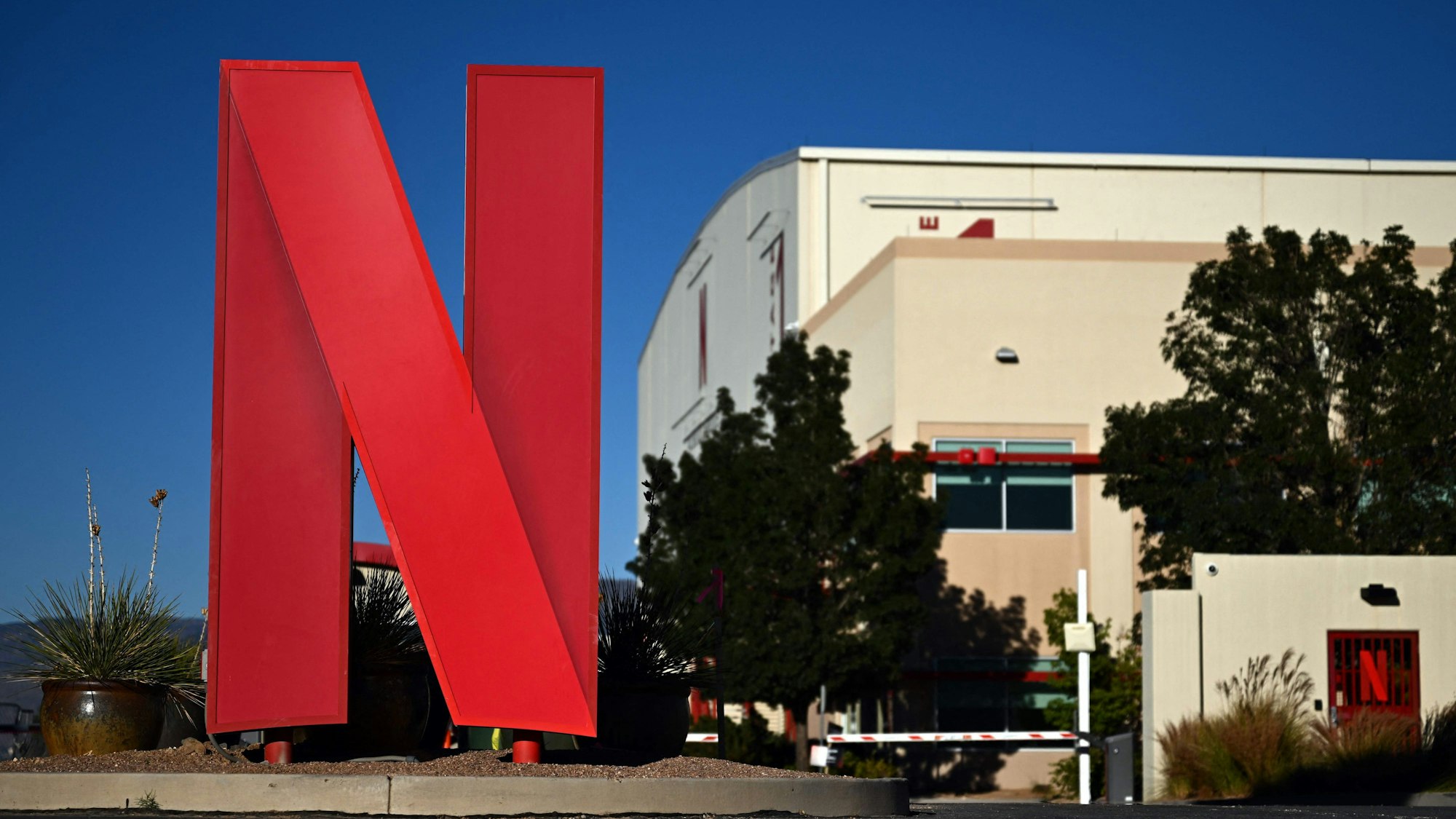 Das Netflix-Logo vor den Studios des Streamingdienstes.