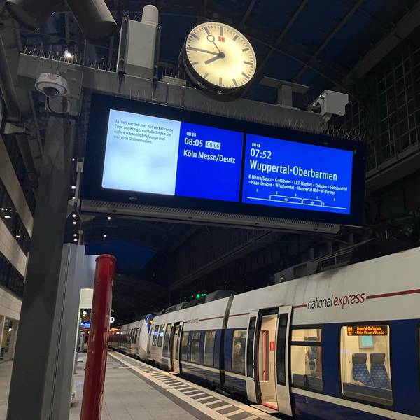 Die RB 48 von National Express steht auf dem Bahnsteig am Kölner Hbf.