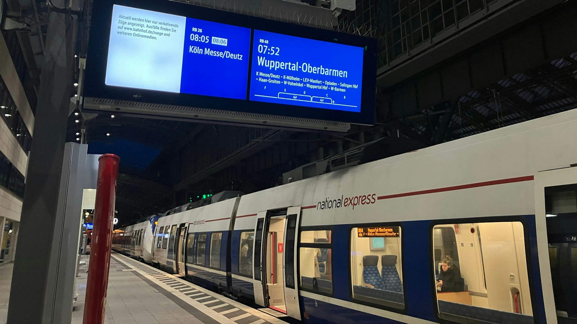 24.1.2024: Kölner Hauptbahnhof beim Bahnstreik. Vereinzelt fahren Züge, so auch die RB 48 von National Express.