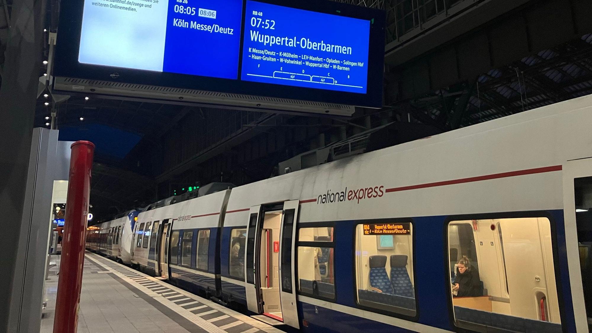 24.1.2024: Kölner Hauptbahnhof beim Bahnstreik. Vereinzelt fahren Züge, so auch die RB 48 von National Express.