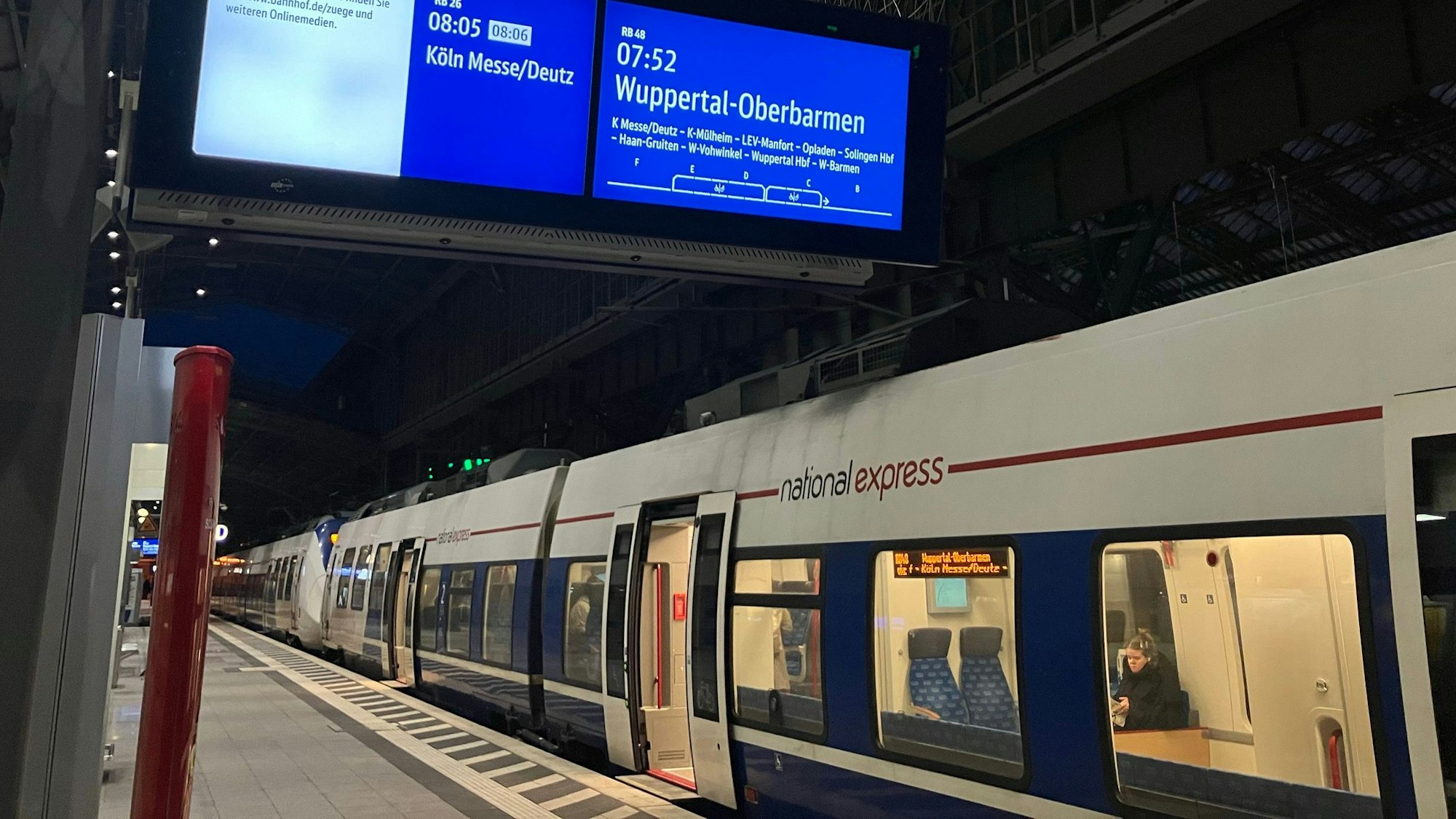 24.1.2024: Kölner Hauptbahnhof beim Bahnstreik. Vereinzelt fahren Züge, so auch die RB 48 von National Express.