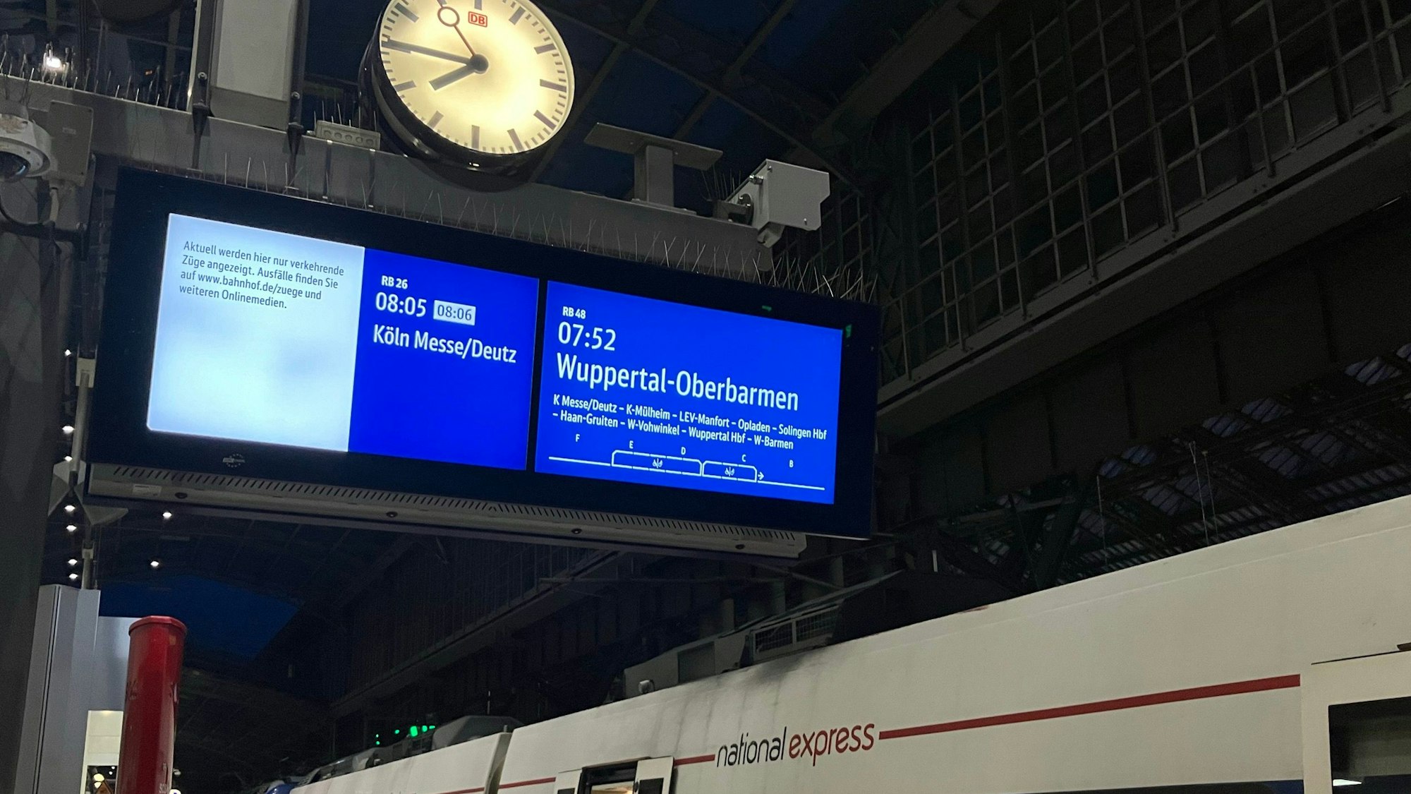Die RB 48 von National Express steht auf dem Bahnsteig am Kölner Hbf.
