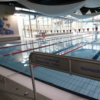 Zu sehen ist das Schwimmbecken im Niederkasseler Helmut-Loos-Hallebad.