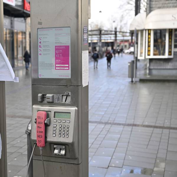 Eiine alte Telefonsäule. Keine Bild für die Ewigkeit: Öffentliche Telefone verschwinden aus dem Straßenbild.