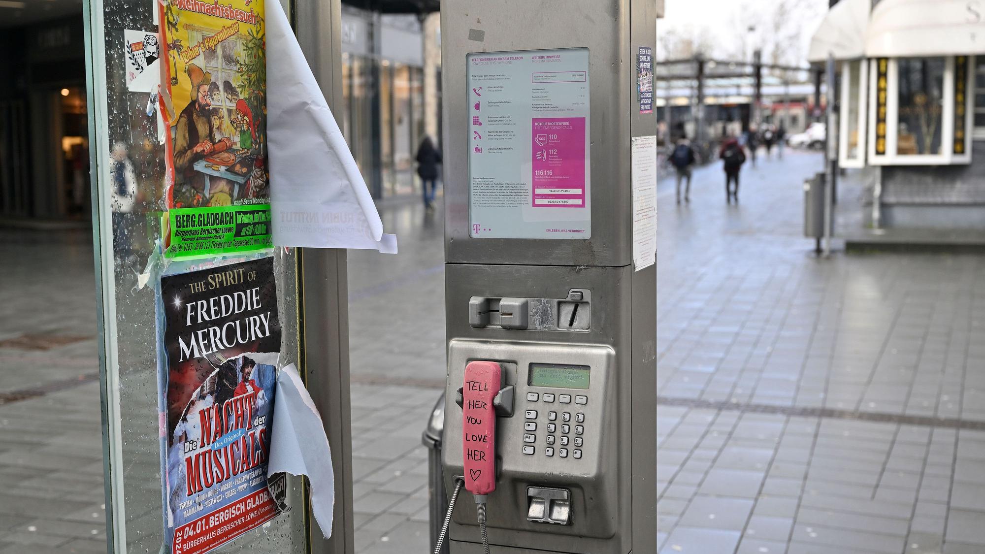 Das Foto zeigt eine Telefonsäule in Bergisch Gladbach