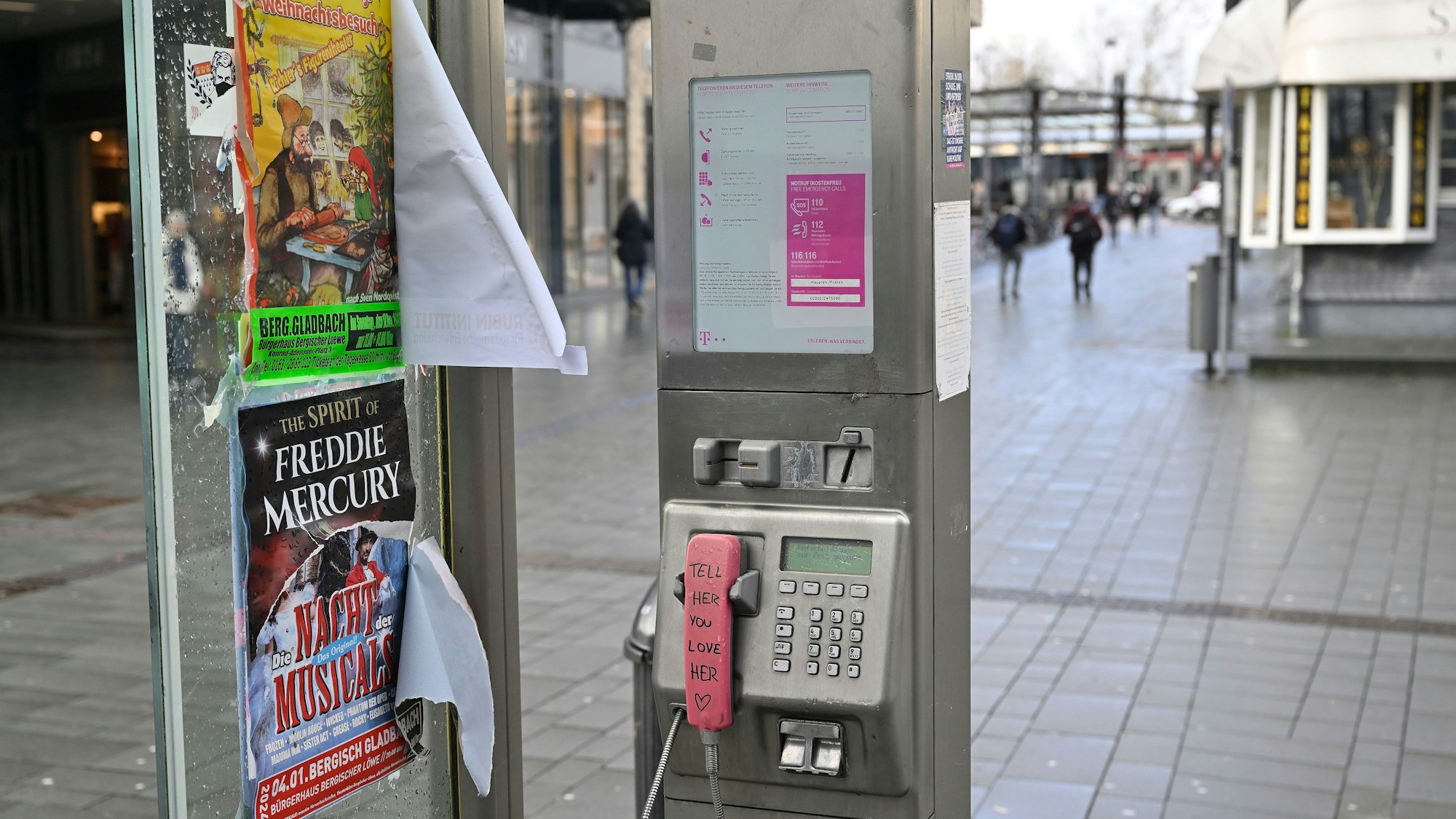 Eiine alte Telefonsäule. Keine Bild für die Ewigkeit: Öffentliche Telefone verschwinden aus dem Straßenbild.
