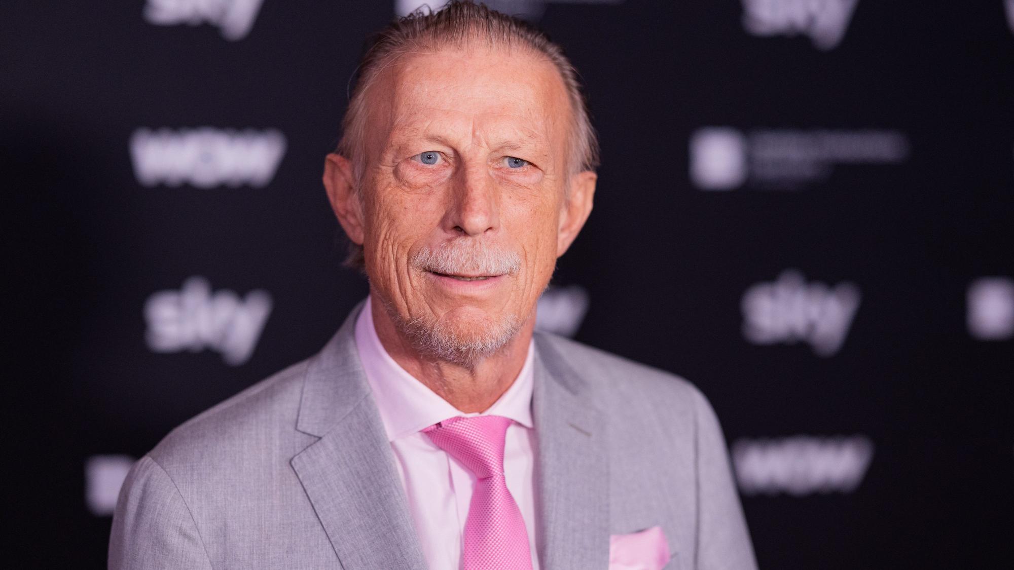 24.10.2023, Nordrhein-Westfalen, Köln: Fußball: Premiere des Dokumentarfilms «Daum - Triumphe & Skandale» in der Residenz: Christoph Daum steht auf dem Roten Teppich. Daum wird heute 70 Jahre alt. Foto: Rolf Vennenbernd/dpa +++ dpa-Bildfunk +++