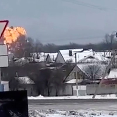 Ein russisches Militärflugzeug vom Typ Iljuschin-Il-76 ist an der Grenze zur Ukraine unweit der Stadt Belgorod abgestürzt. An Bord waren laut russischen Angaben 65 ukrainische Kriegsgefangene. Von ukrainischer Seite wird die Zahl stark angezweifelt.