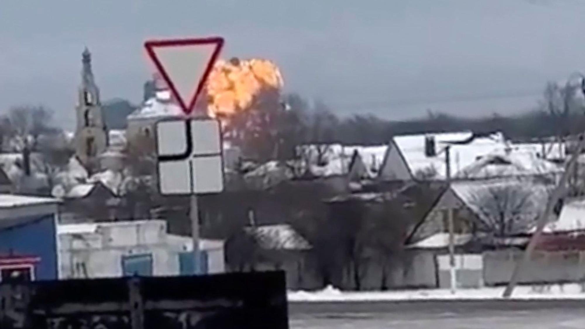 Ein russisches Militärflugzeug vom Typ Iljuschin-Il-76 ist an der Grenze zur Ukraine unweit der Stadt Belgorod abgestürzt. An Bord waren laut russischen Angaben 65 ukrainische Kriegsgefangene. Von ukrainischer Seite wird die Zahl stark angezweifelt.