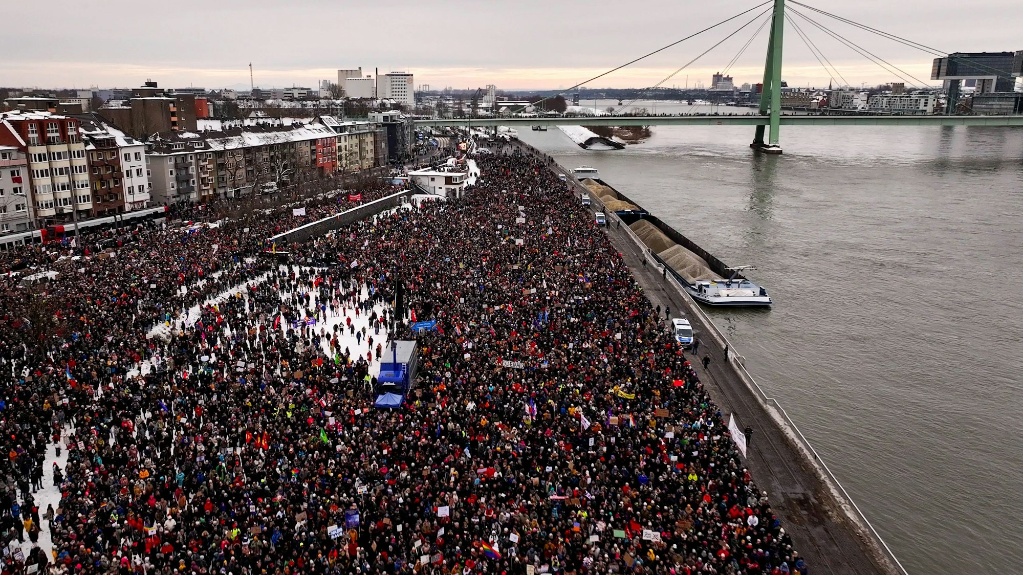 Drohnen-Fotos (Standbilder aus Videomaterial) der Großdemo ‚Demokratie schützen, AfD bekämpfen‘ mit 70.000 Teilnehmenden an der Deutzer Werft.