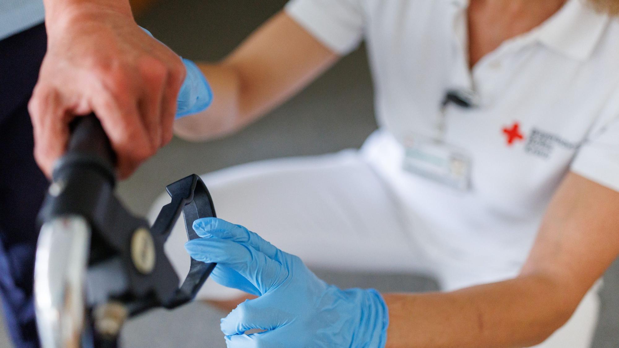 Eine ambulante Pflegefachkraft begleitet einen Bewohner des Betreuten Wohnens mit seiner Gehhilfe durch das Gebäude.