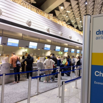 ARCHIV - 23.12.2023, Hessen, Frankfurt/M.: Am Check-In-Bereich vom Rhein-Main-Flughafen sind zahlreiche Passagiere unterwegs. Bei der Lufthansa-Tochter Discover Airlines drohen Streiks der Piloten. (zu dpa «Piloten stimmen für Streiks bei Lufthansa-Tochter Discover») Foto: Helmut Fricke/dpa +++ dpa-Bildfunk +++