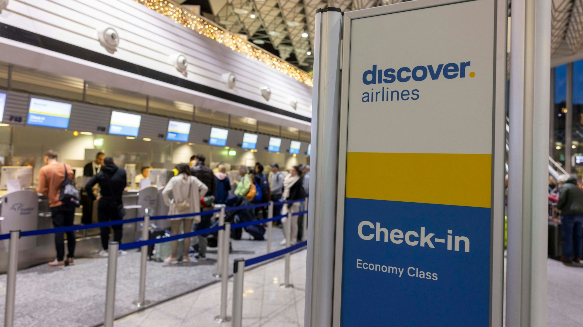 ARCHIV - 23.12.2023, Hessen, Frankfurt/M.: Am Check-In-Bereich vom Rhein-Main-Flughafen sind zahlreiche Passagiere unterwegs. Bei der Lufthansa-Tochter Discover Airlines drohen Streiks der Piloten. (zu dpa «Piloten stimmen für Streiks bei Lufthansa-Tochter Discover») Foto: Helmut Fricke/dpa +++ dpa-Bildfunk +++