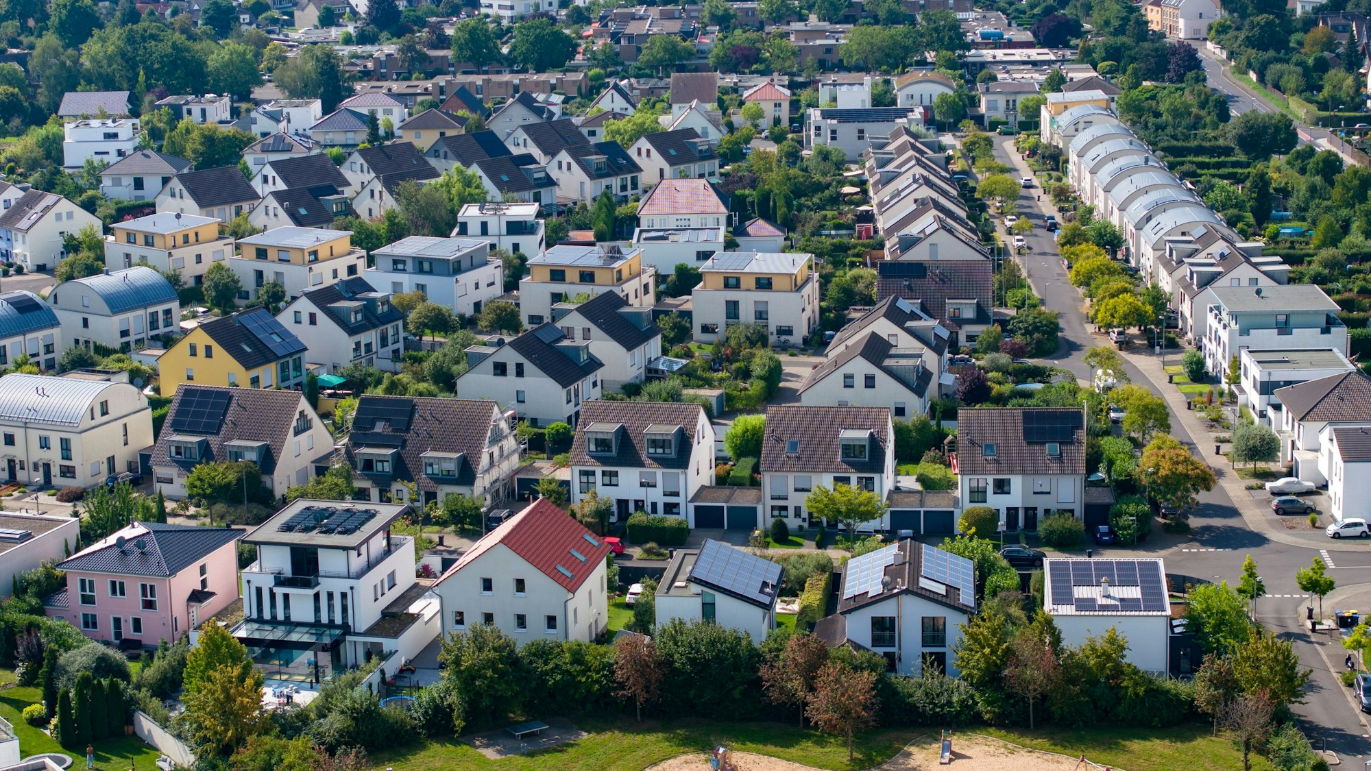 22.08.2023, Köln: Blick auf die Siedlung Curt-Stenvert-Bogen in Lövenich. Illustration zum Thema Wohnen und Wohnungen in Köln. Luftaufnahme mit Drohne.
