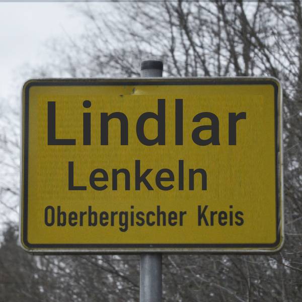 Die Montage zeigt das Ortseingangsschild von Lindlar mit dem Zusatz Lenkeln.