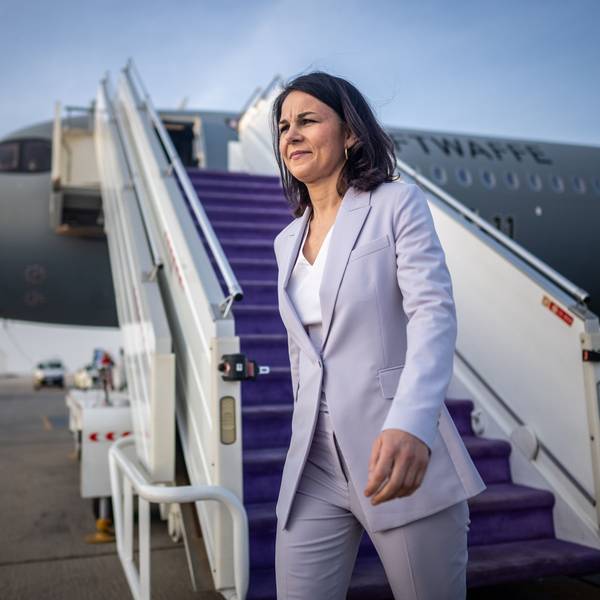 Annalena Baerbock (Bündnis90/Die Grünen), Außenministerin, steigt aus dem A321LR der Flugbereitschaft auf dem Flugplatz in Dschidda.