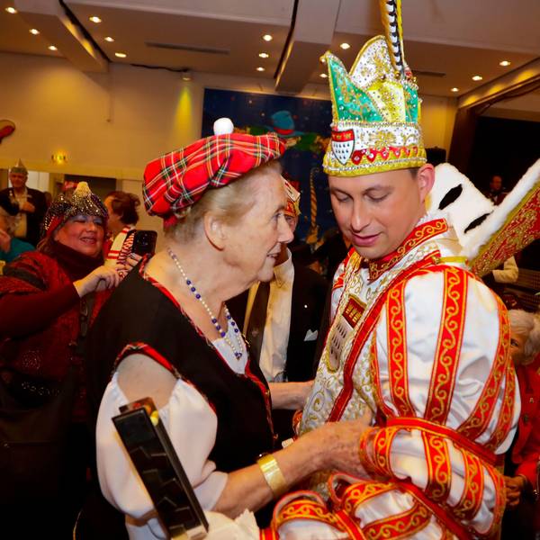 Eine blinde Frau ertastet das Ornat von Prinz Sascha bei der Blindensitzung.