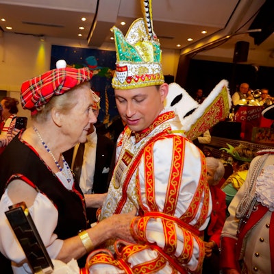 Eine blinde Frau ertastet das Ornat von Prinz Sascha bei der Blindensitzung.