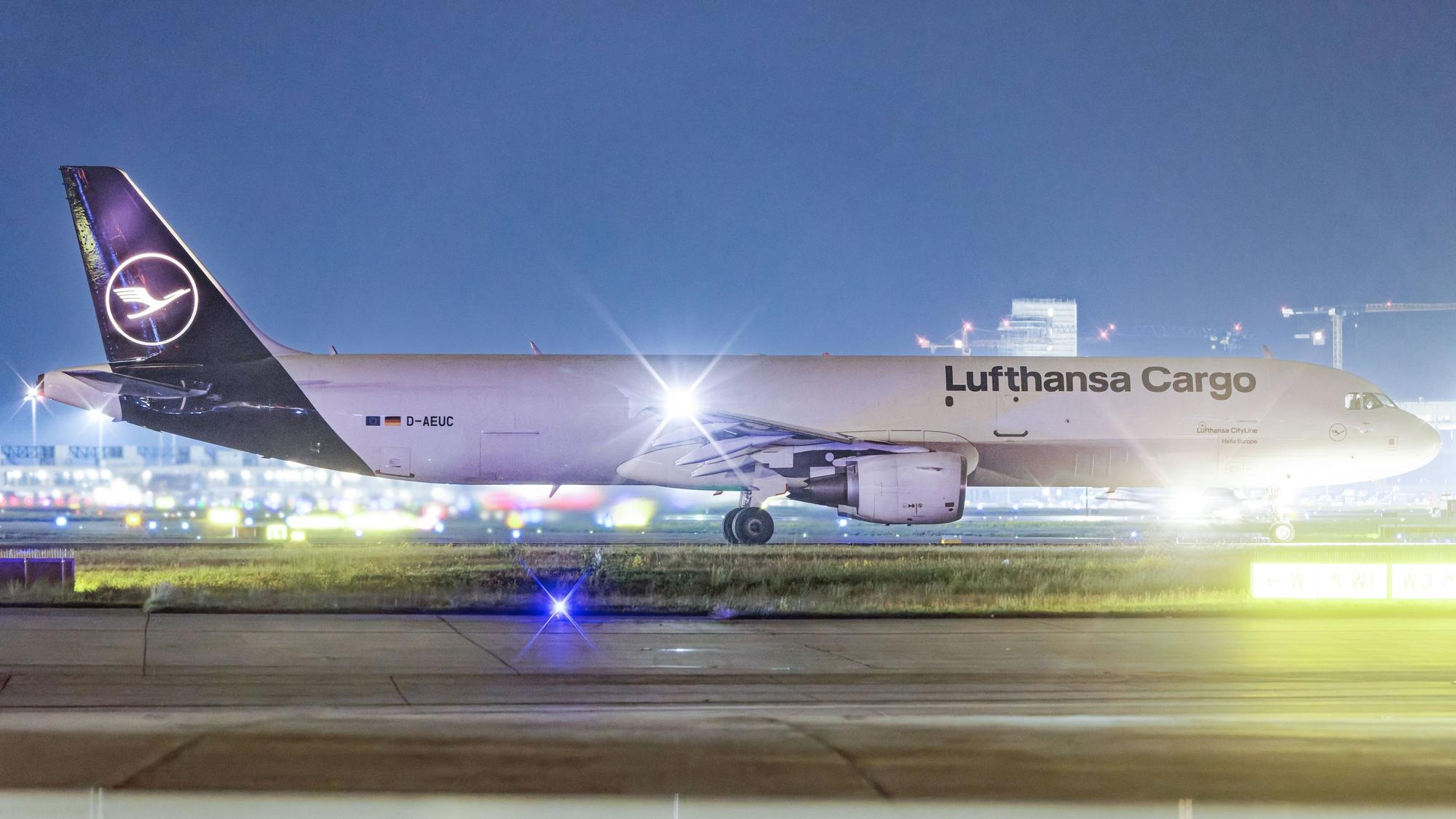 Ein Airbus A321 der deutschen Fluggesellschaft Lufthansa steht am Flughafen Frankfurt am Main. Mehrere Warnleuchten sind angeschaltet. (Symbolbild)