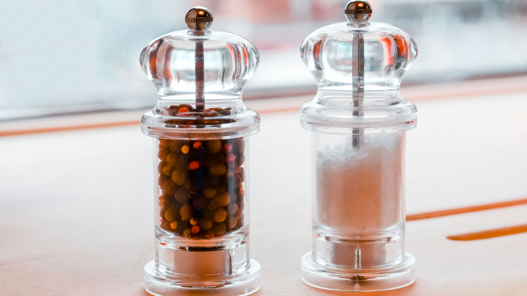 Forscher haben in herkömmlichen Einweg-Salzstreuern überraschende Mengen an Mikroplastik entdeckt. Die Funde sind größer als bisher angenommen. (Symbolbild)