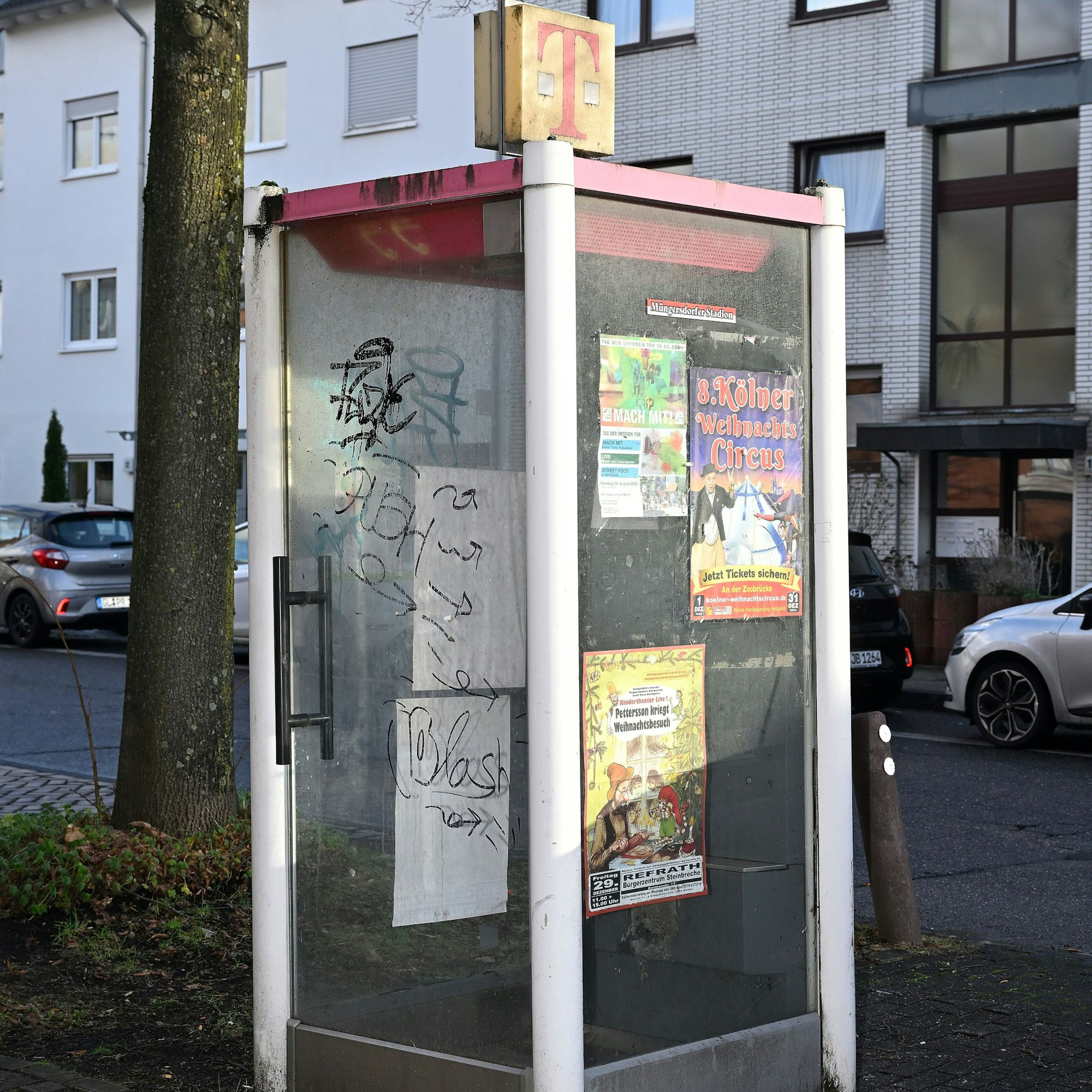 Alte Telefonzelle in Refrath - schon lange kaputt.