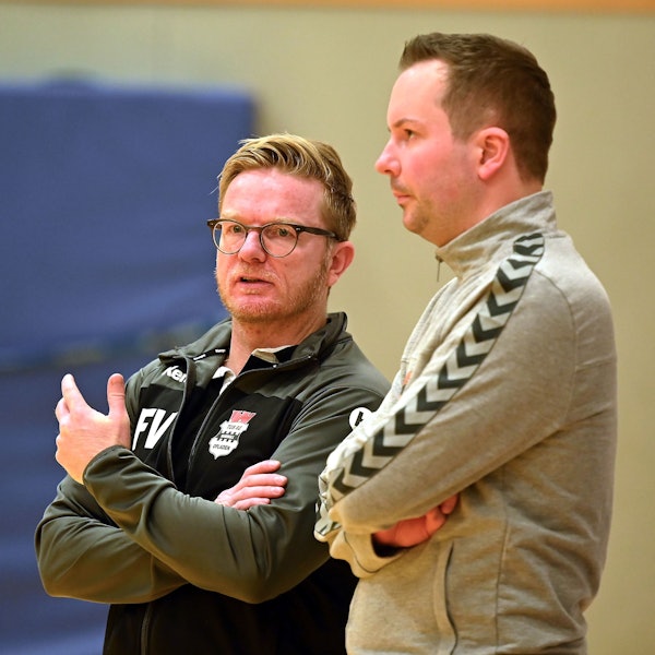 03.12.2022,-Handball-Tus Opladen - Bergische Panther
links: Tr: Fabrice Voigt (Opladen)
rechts: TR: Marcel Mutz (Panther)
Foto: Uli Herhaus