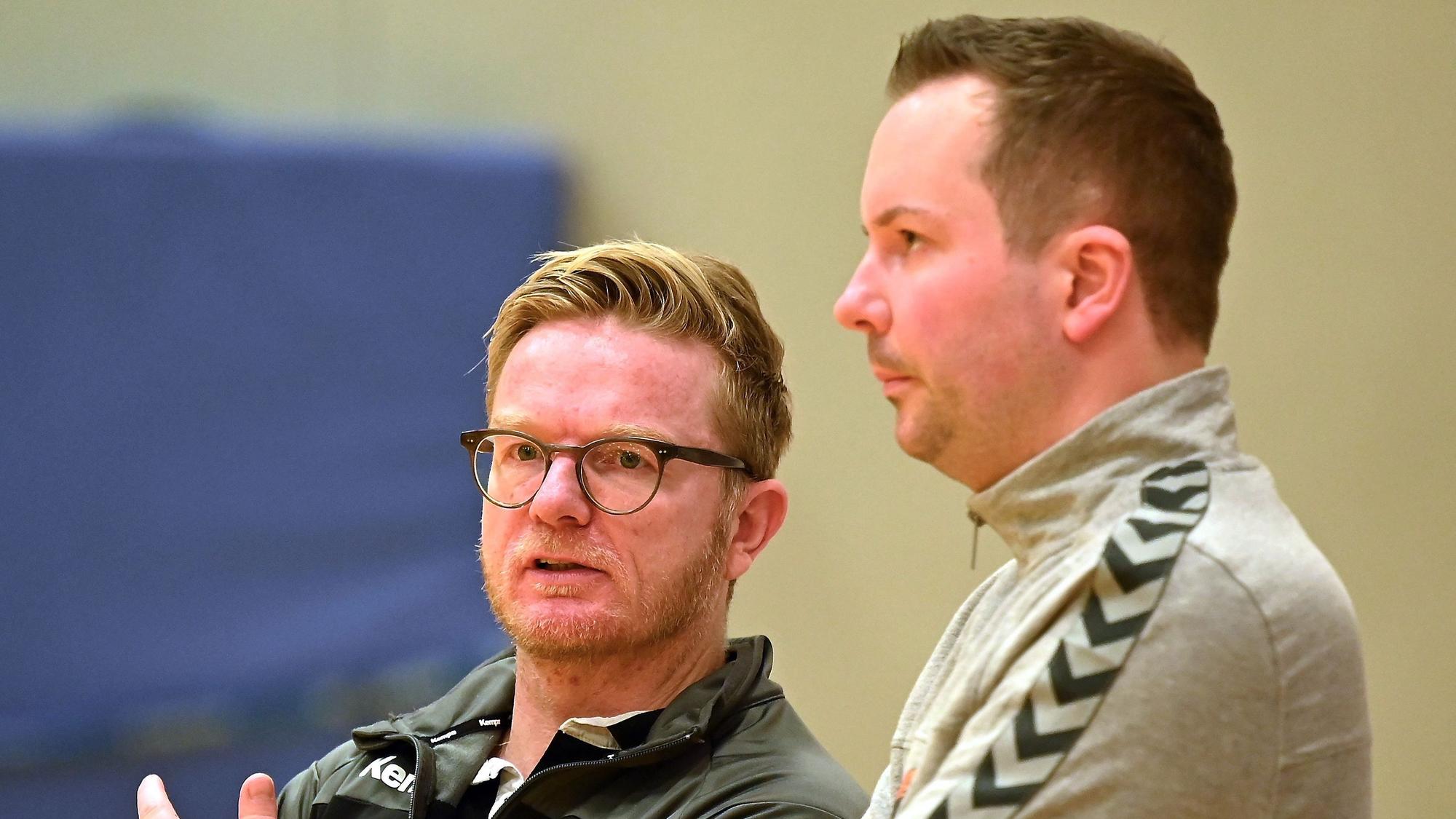 03.12.2022,-Handball-Tus Opladen - Bergische Panther
links: Tr: Fabrice Voigt (Opladen)
rechts: TR: Marcel Mutz (Panther)
Foto: Uli Herhaus