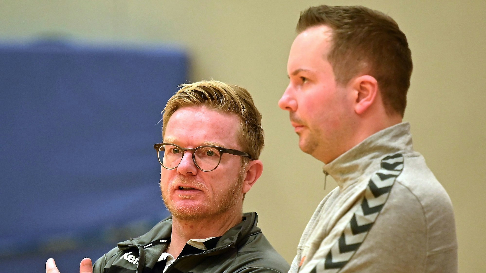 03.12.2022,-Handball-Tus Opladen - Bergische Panther
links: Tr: Fabrice Voigt (Opladen)
rechts: TR: Marcel Mutz (Panther)
Foto: Uli Herhaus