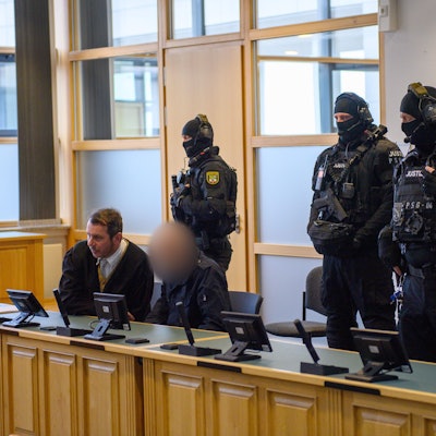 Stephan Balliet sitzt im Gerichtssaal an der Anklagebank.