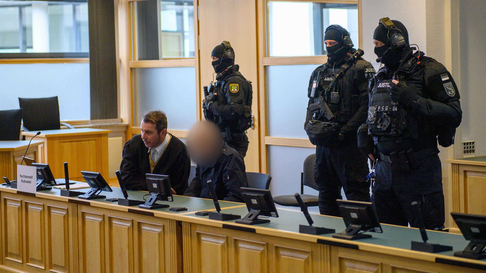 Stephan Balliet sitzt im Gerichtssaal an der Anklagebank.