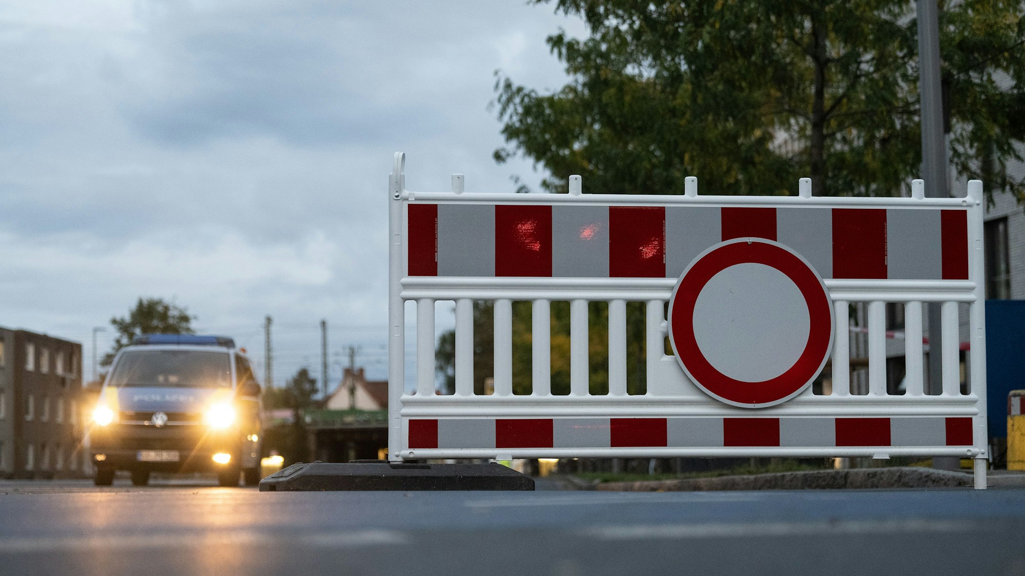 Die Polizei an einer Absperrung (Symbolfoto).