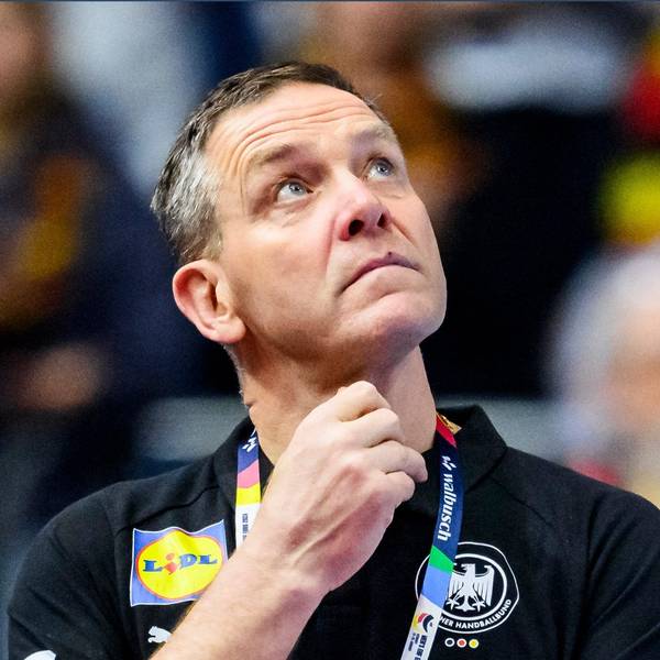 24.01.2024, Nordrhein-Westfalen, Köln: Handball: EM, Deutschland - Kroatien, Hauptrunde, Gruppe 1, 4. Spieltag, Lanxess Arena. Deutschlands Trainer Alfred Gislason reagiert im Spiel. Foto: Tom Weller/dpa +++ dpa-Bildfunk +++