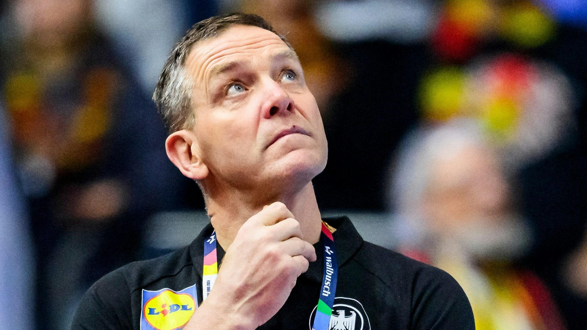24.01.2024, Nordrhein-Westfalen, Köln: Handball: EM, Deutschland - Kroatien, Hauptrunde, Gruppe 1, 4. Spieltag, Lanxess Arena. Deutschlands Trainer Alfred Gislason reagiert im Spiel. Foto: Tom Weller/dpa +++ dpa-Bildfunk +++