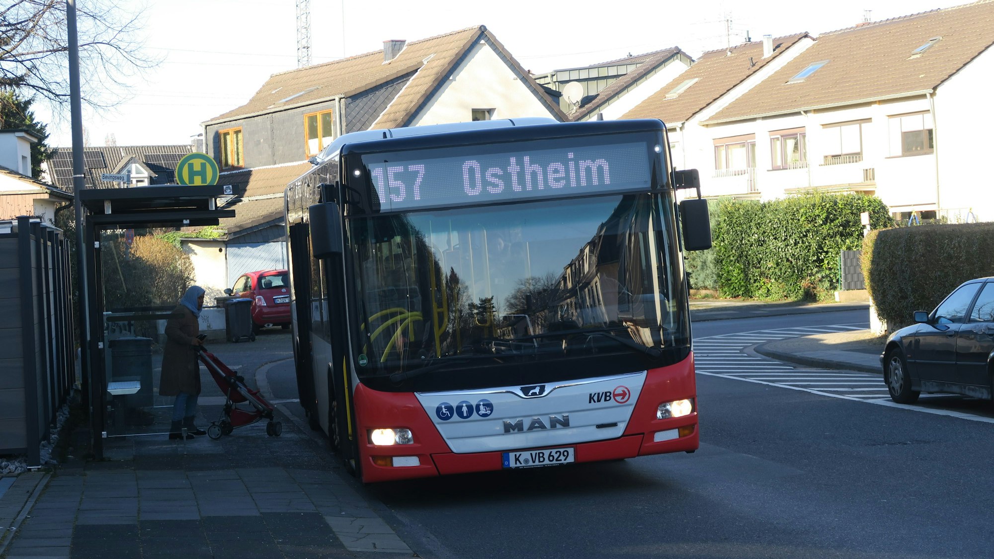 Die Haltestelle Bevingsweg der Buslinie 157, Foto 1 zeigt die Haltekante in Fahrtrichtung Ostheim.