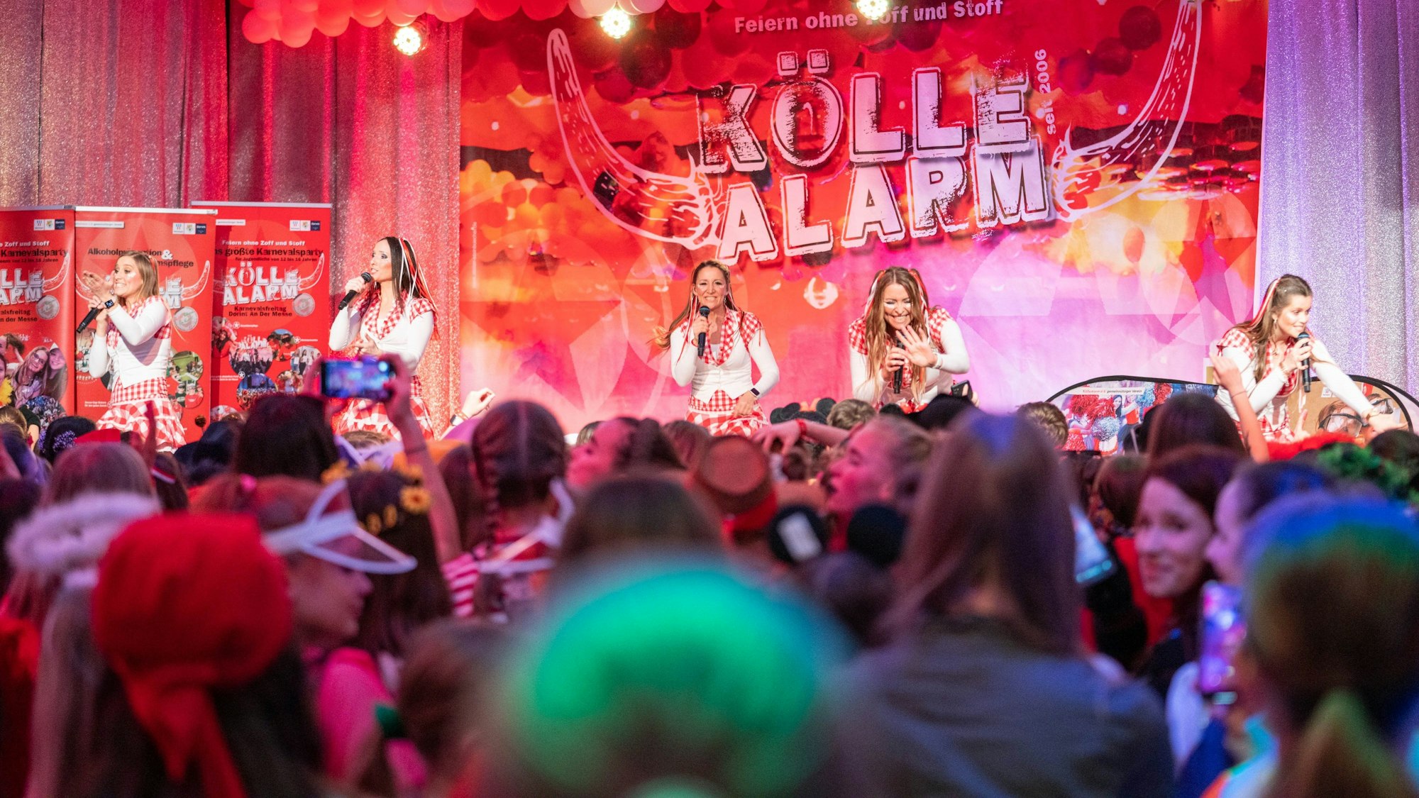 Karnevalsparty für Jugendliche: Feier mit Bühnenprogramm