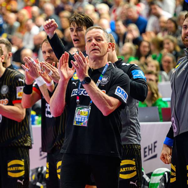 Bundestrainer Alfred Gislason unterstützt seine Mannschaft im Spiel gegen Kroatien.
